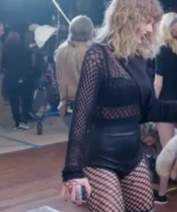 Taylor Swift Shaking It – More In Comments